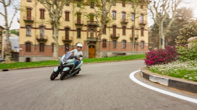 2025-Yamaha-LMW125YM-EU-Zen_Green-Action-005-03