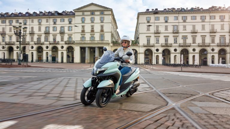 2025-Yamaha-LMW125YM-EU-Zen_Green-Action-006-03