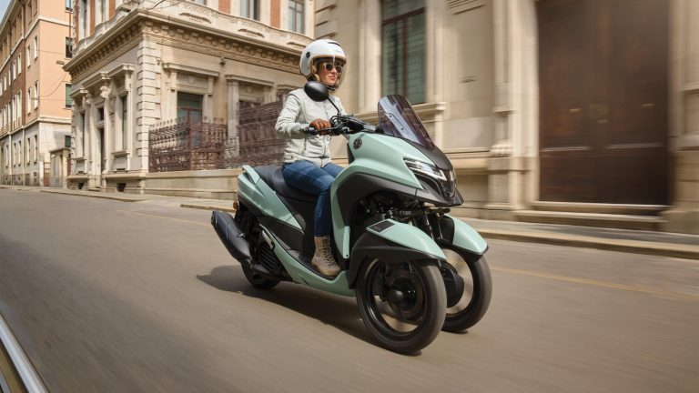 2025-Yamaha-LMW125YM-EU-Zen_Green-Action-007-03