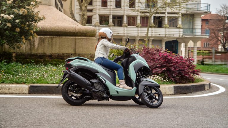 2025-Yamaha-LMW125YM-EU-Zen_Green-Action-008-03