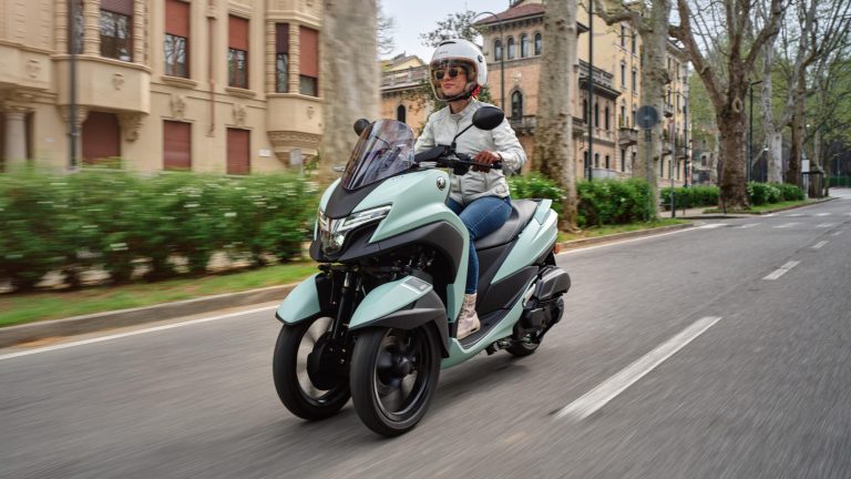 2025-Yamaha-LMW125YM-EU-Zen_Green-Action-009-03