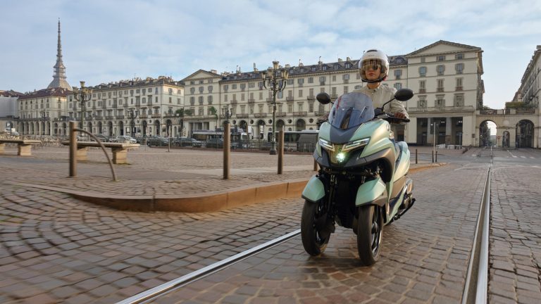 2025-Yamaha-LMW125YM-EU-Zen_Green-Action-010-03