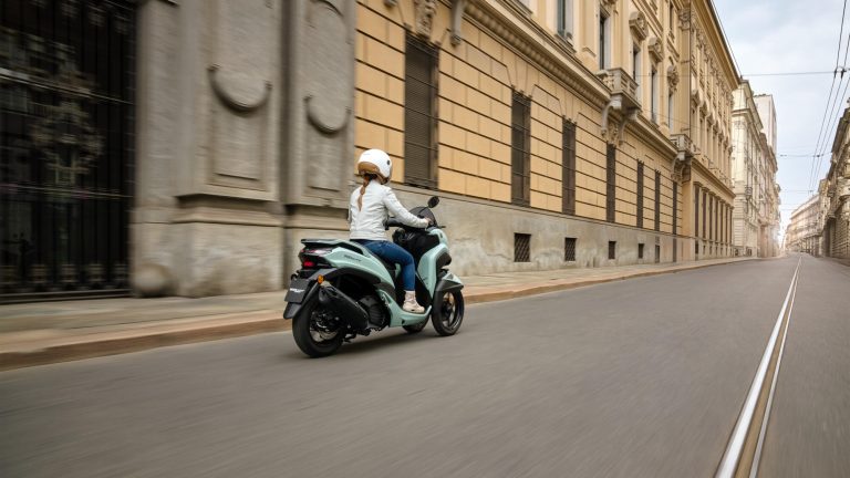 2025-Yamaha-LMW125YM-EU-Zen_Green-Action-011-03