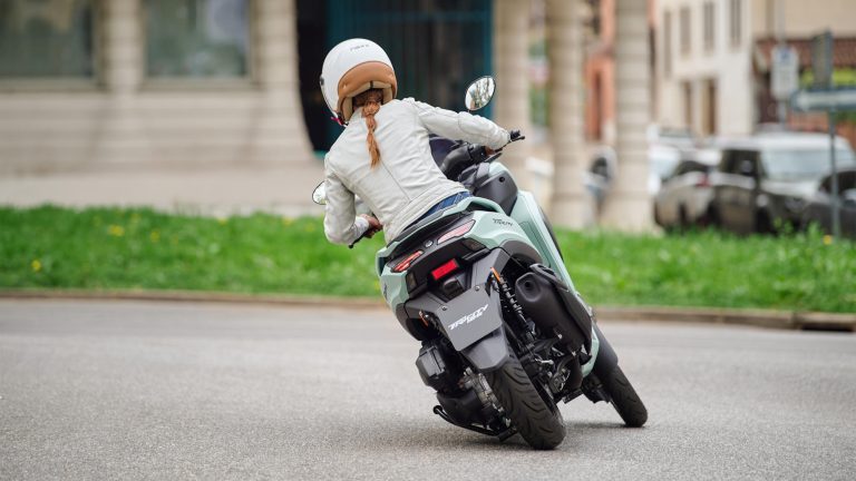 2025-Yamaha-LMW125YM-EU-Zen_Green-Action-013-03