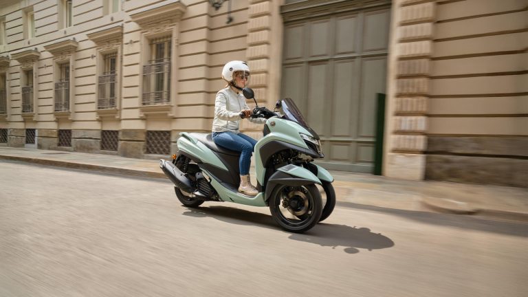 2025-Yamaha-LMW125YM-EU-Zen_Green-Action-014-03