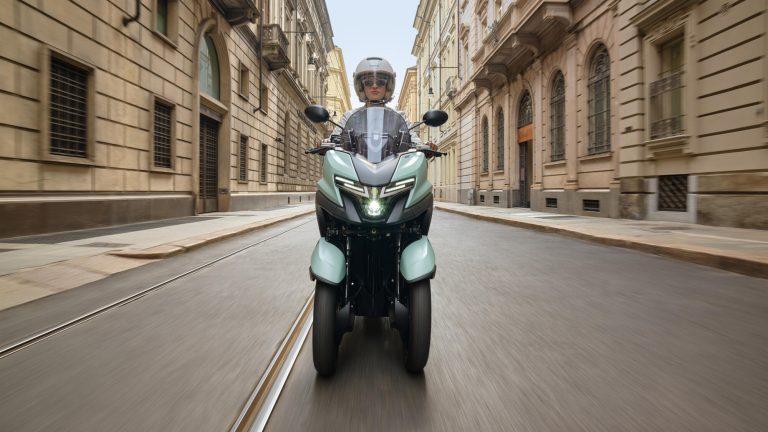 2025-Yamaha-LMW125YM-EU-Zen_Green-Action-015-03