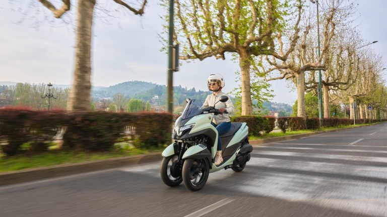 2025-Yamaha-LMW125YM-EU-Zen_Green-Action-016-03