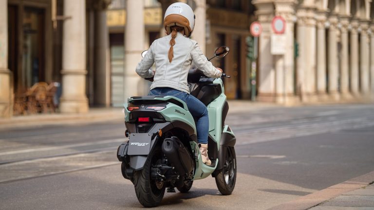 2025-Yamaha-LMW125YM-EU-Zen_Green-Action-017-03