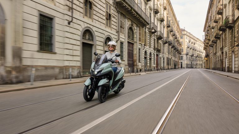 2025-Yamaha-LMW125YM-EU-Zen_Green-Action-018-03