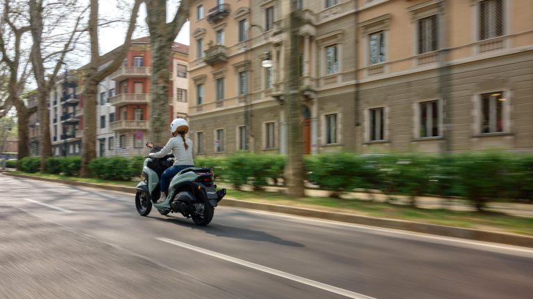 2025-Yamaha-LMW125YM-EU-Zen_Green-Action-019-03