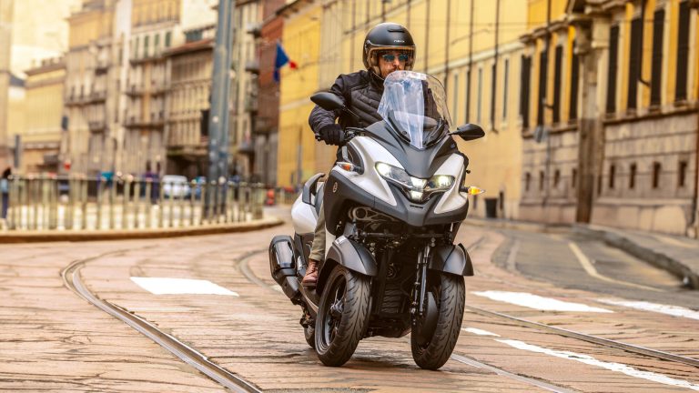 2025-Yamaha-LMW300YM-EU-Milky_White-Action-003-03