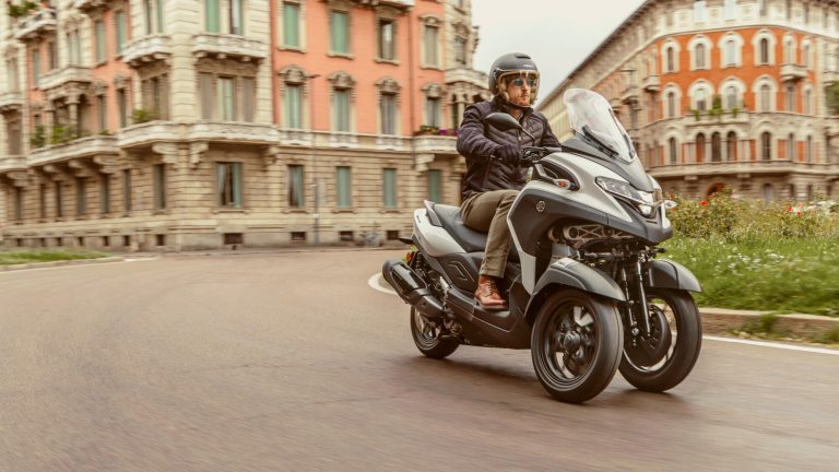 2025-Yamaha-LMW300YM-EU-Milky_White-Action-004-03