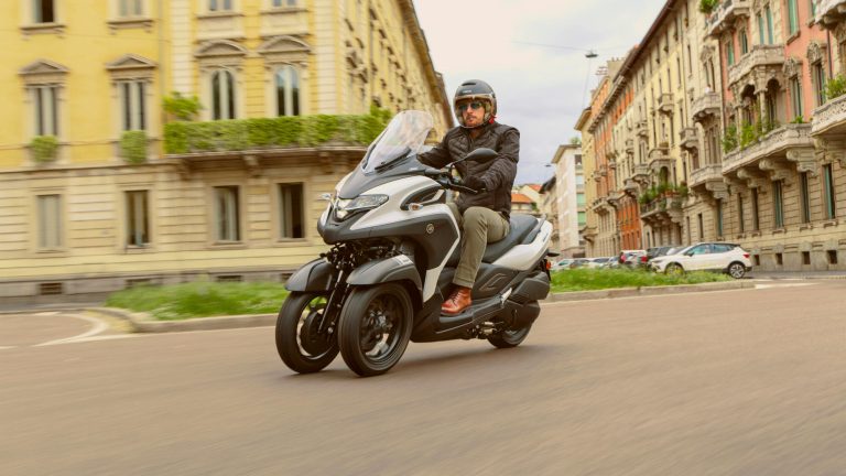 2025-Yamaha-LMW300YM-EU-Milky_White-Action-005-03