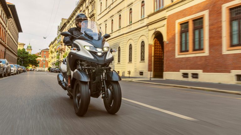 2025-Yamaha-LMW300YM-EU-Milky_White-Action-008-03