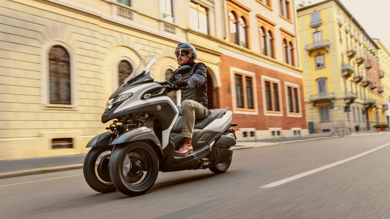 2025-Yamaha-LMW300YM-EU-Milky_White-Action-010-03