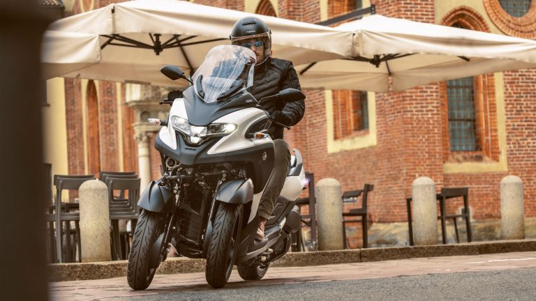 2025-Yamaha-LMW300YM-EU-Milky_White-Action-011-03