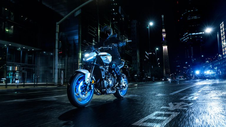 2025-Yamaha-MT07A-EU-Ice_Storm-Action-007-03
