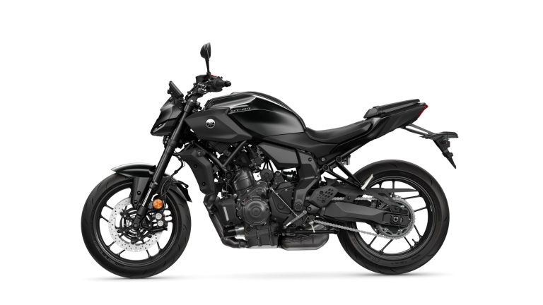 2025-Yamaha-MT07A-EU-Tech_Black-Studio-004-03