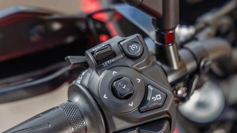 2025-Yamaha-MT07TR-EU-NA-Detail-004-03