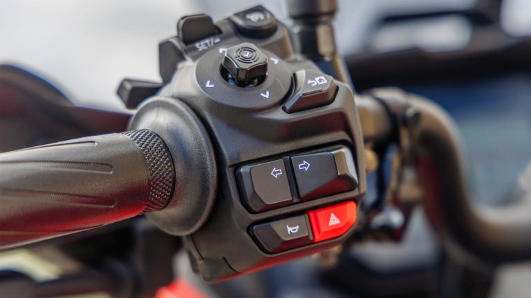 2025-Yamaha-MT07TR-EU-NA-Detail-008-03