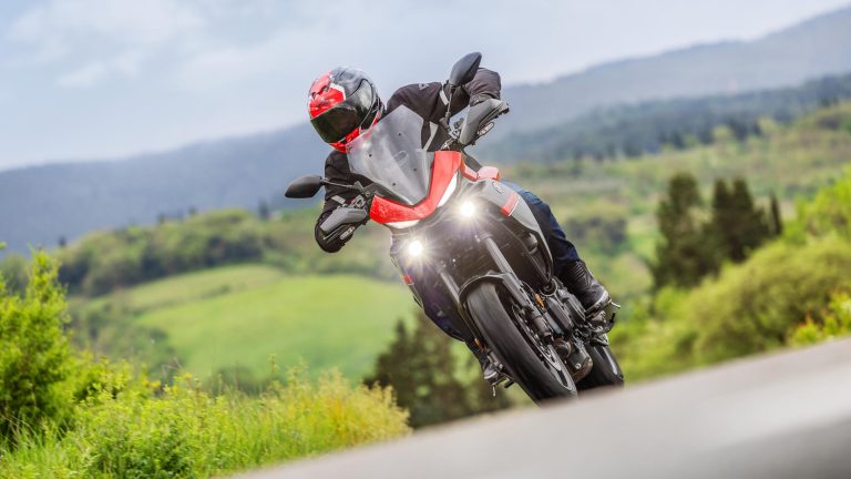 2025-Yamaha-MT07TR-EU-Redline-Action-003-03