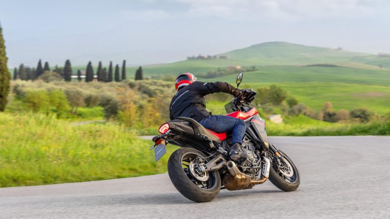 2025-Yamaha-MT07TR-EU-Redline-Action-005-03