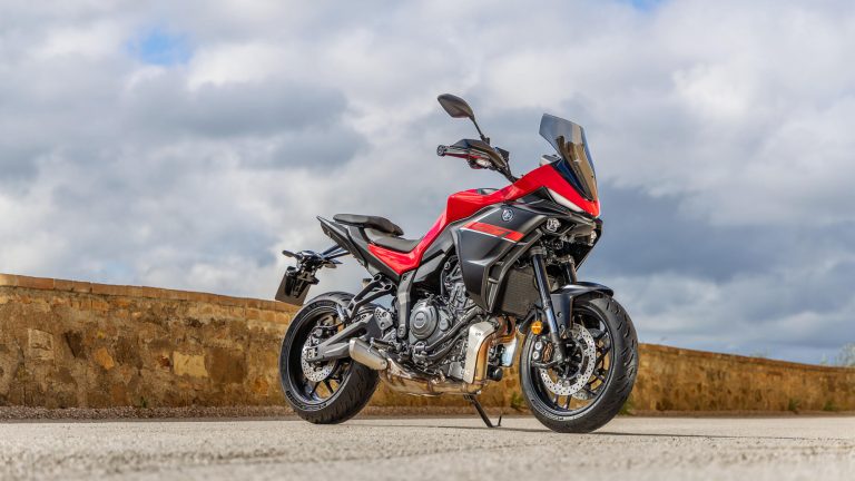 2025-Yamaha-MT07TR-EU-Redline-Static-001-03