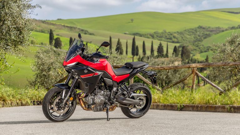 2025-Yamaha-MT07TR-EU-Redline-Static-002-03