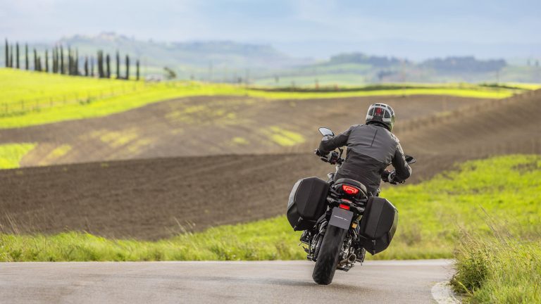 2025-Yamaha-MT07TRGT-EU-Icon_Performance-Action-006-03