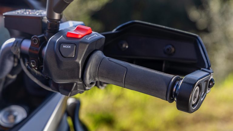 2025-Yamaha-MT07TRGT-EU-NA-Detail-012-03