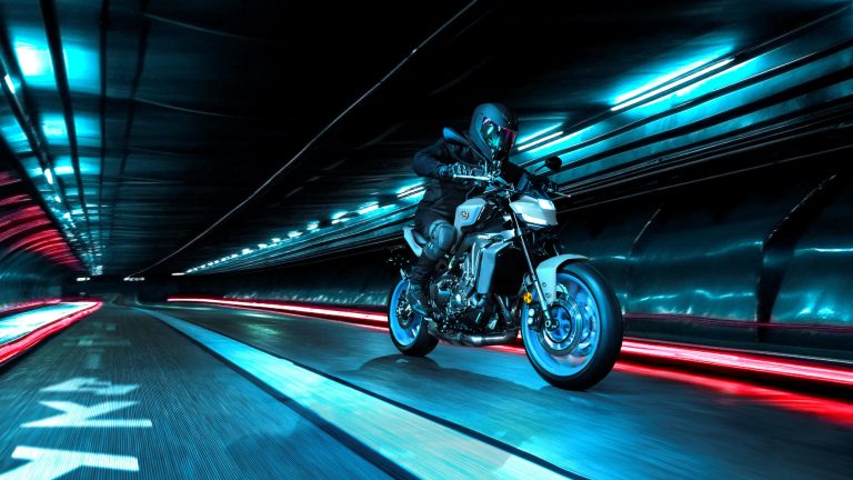 2025-Yamaha-MT09A-EU-Ice_Storm-Action-001-03