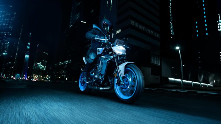 2025-Yamaha-MT09A-EU-Ice_Storm-Action-005-03