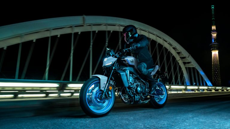 2025-Yamaha-MT09A-EU-Ice_Storm-Action-008-03