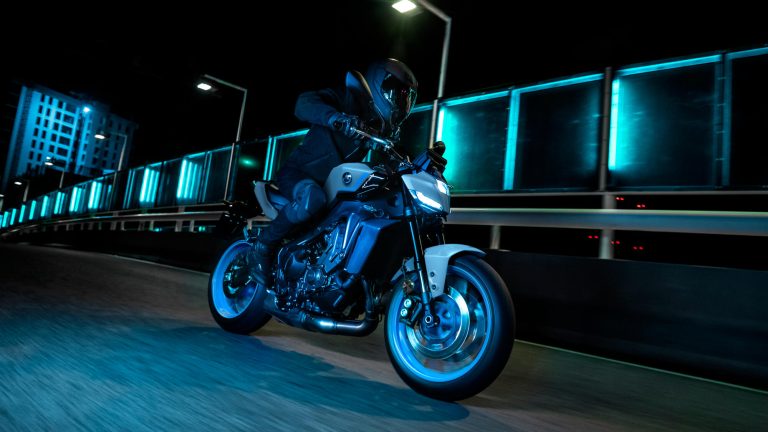 2025-Yamaha-MT09A-EU-Ice_Storm-Action-009-03