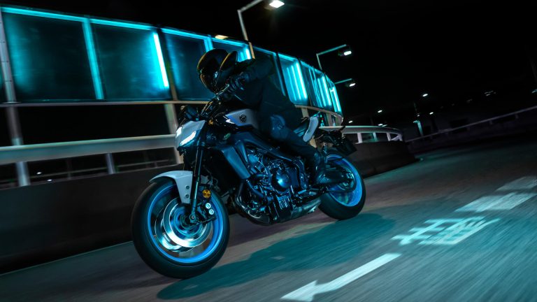 2025-Yamaha-MT09A-EU-Ice_Storm-Action-011-03