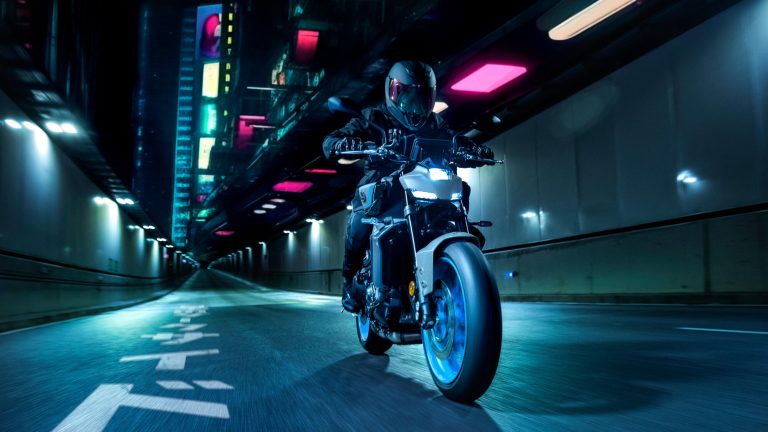 2025-Yamaha-MT09A-EU-Ice_Storm-Action-013-03