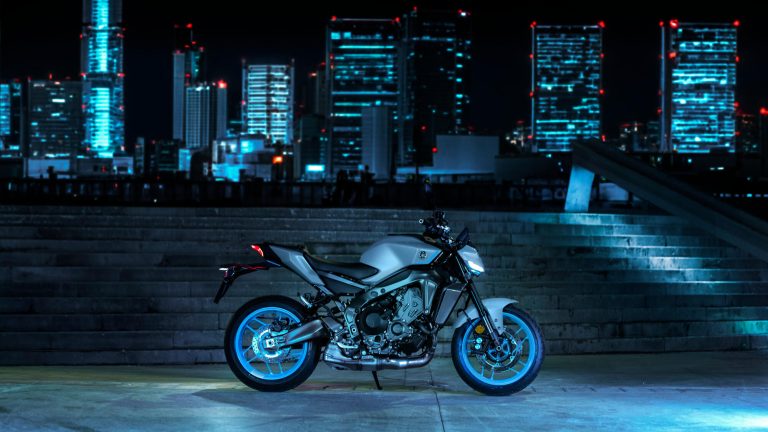 2025-Yamaha-MT09A-EU-Ice_Storm-Static-005-03