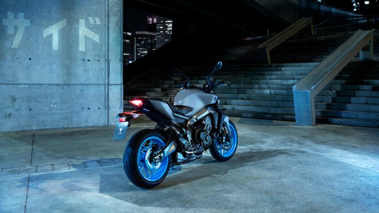 2025-Yamaha-MT09A-EU-Ice_Storm-Static-006-03
