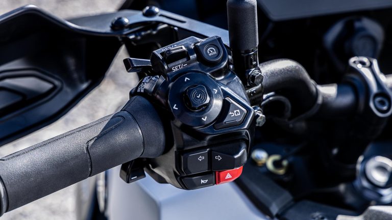 2025-Yamaha-MT09ATRDX-EU-Detail-011-03