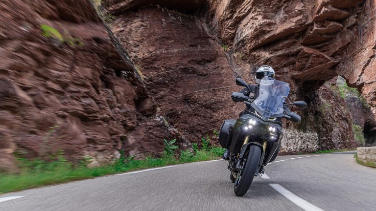 2025-Yamaha-MT09ATRDX-EU-Tech_Back-Action-005-03