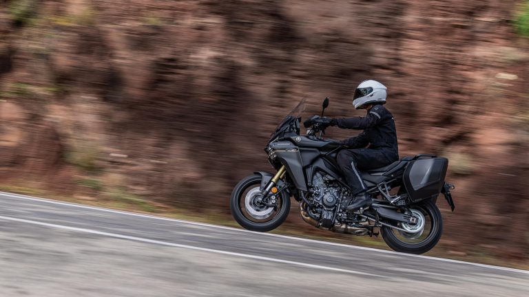 2025-Yamaha-MT09ATRDX-EU-Tech_Back-Action-011-03