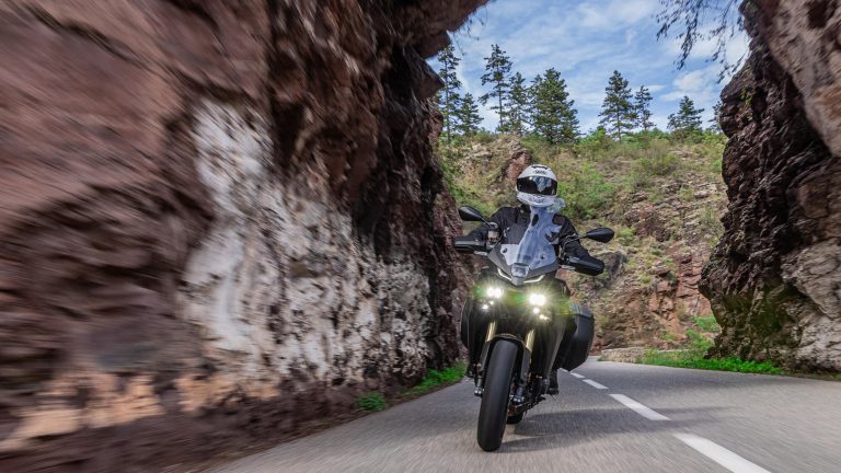 2025-Yamaha-MT09ATRDX-EU-Tech_Back-Action-016-03