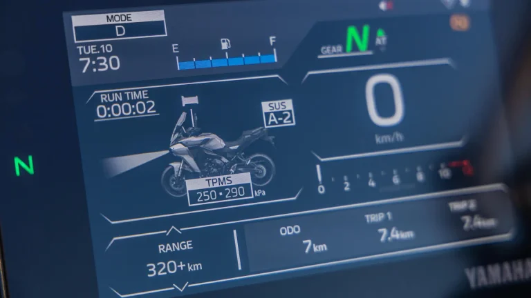 2025-Yamaha-MT09ATRDXCS-EU-Detail-011-03