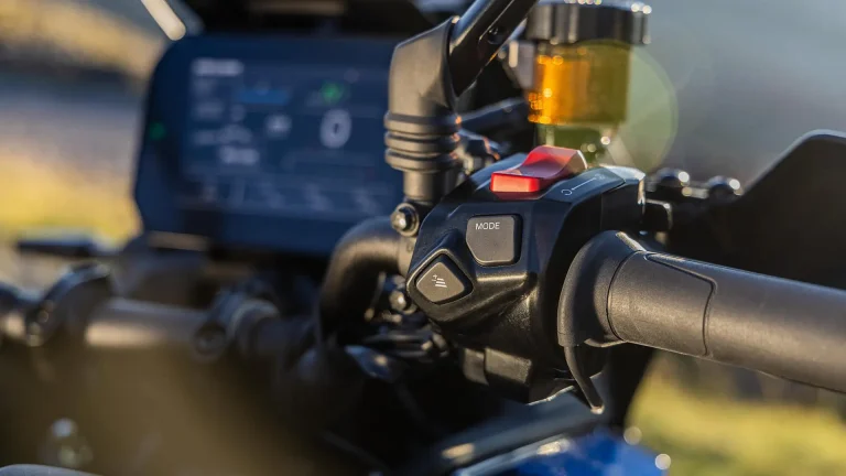 2025-Yamaha-MT09ATRDXCS-EU-Detail-012-03