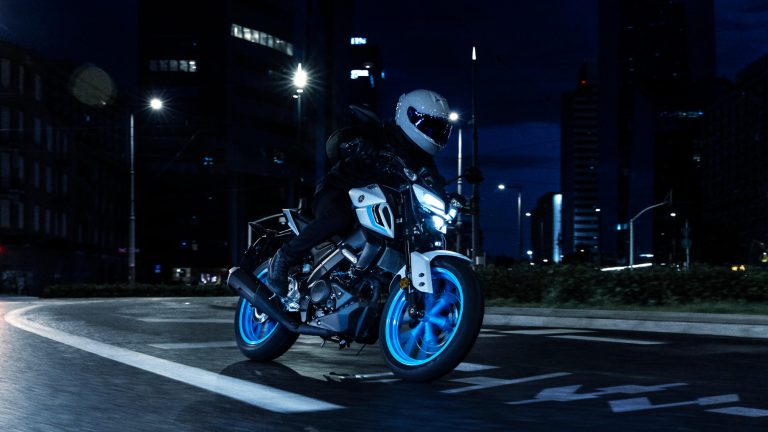 2025-Yamaha-MT125A-EU-Ice_Storm-Action-002-03