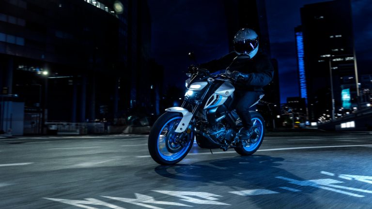 2025-Yamaha-MT125A-EU-Ice_Storm-Action-003-03
