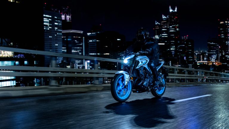 2025-Yamaha-MT320-EU-Ice_Storm-Action-002-03