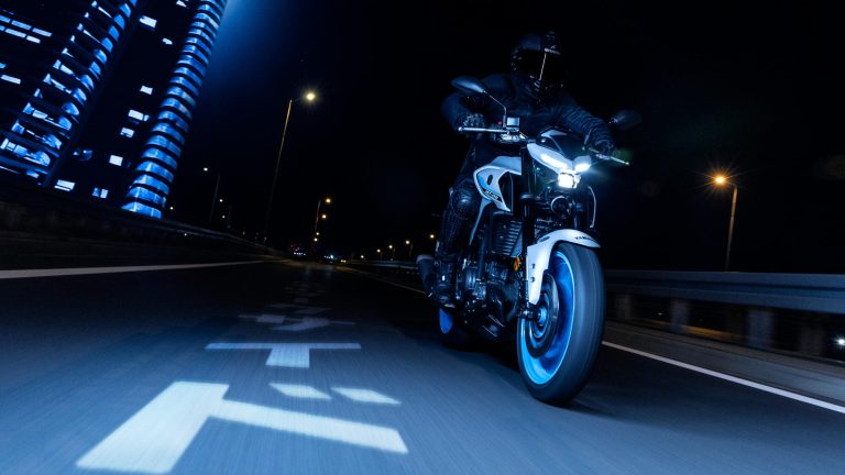 2025-Yamaha-MT320-EU-Ice_Storm-Action-007-03