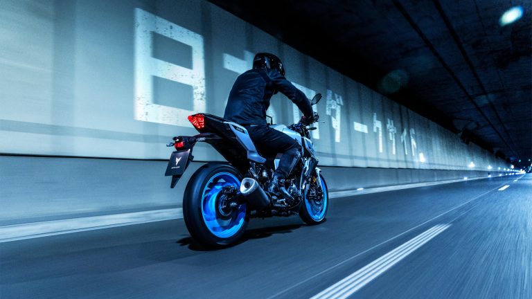 2025-Yamaha-MT320-EU-Ice_Storm-Action-009-03
