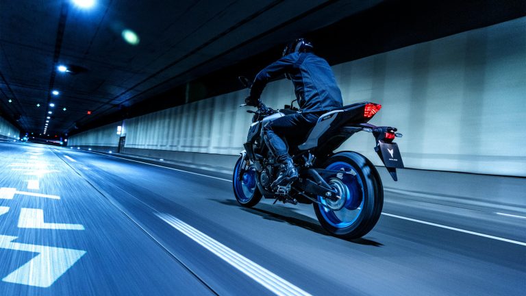 2025-Yamaha-MT320-EU-Ice_Storm-Action-010-03